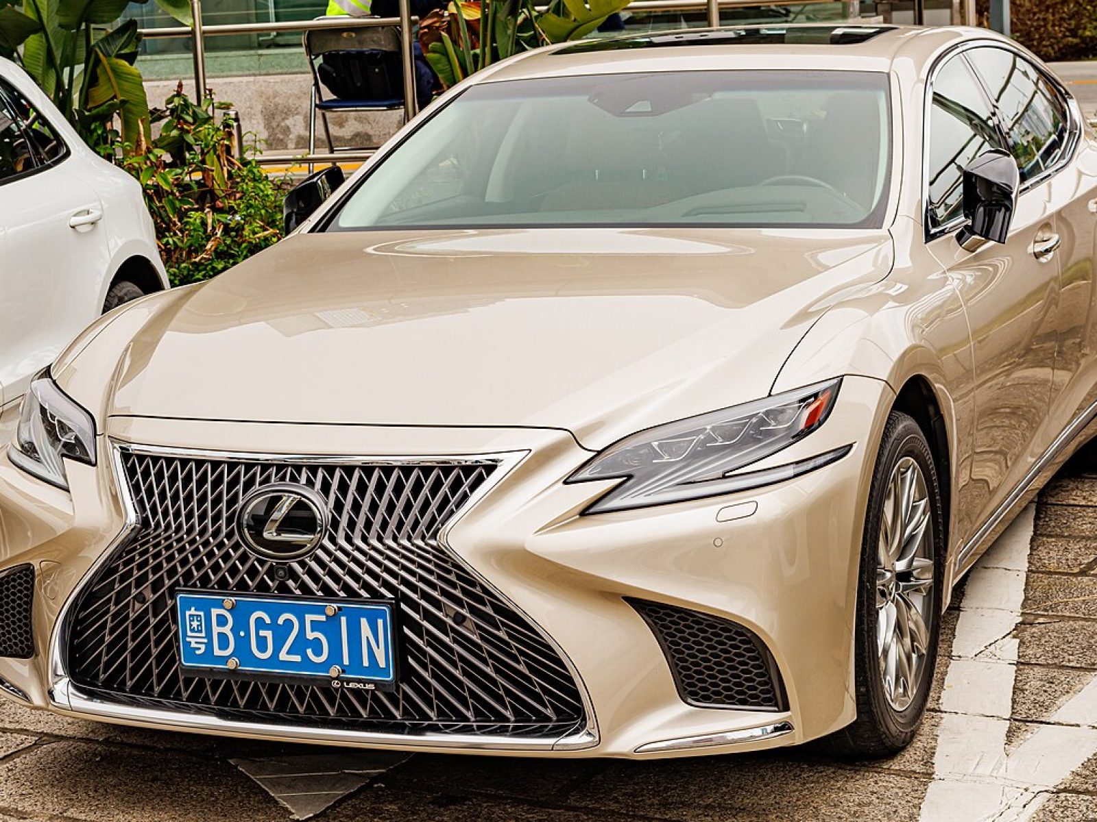 2014 Lexus LS — photo 5 of 11
