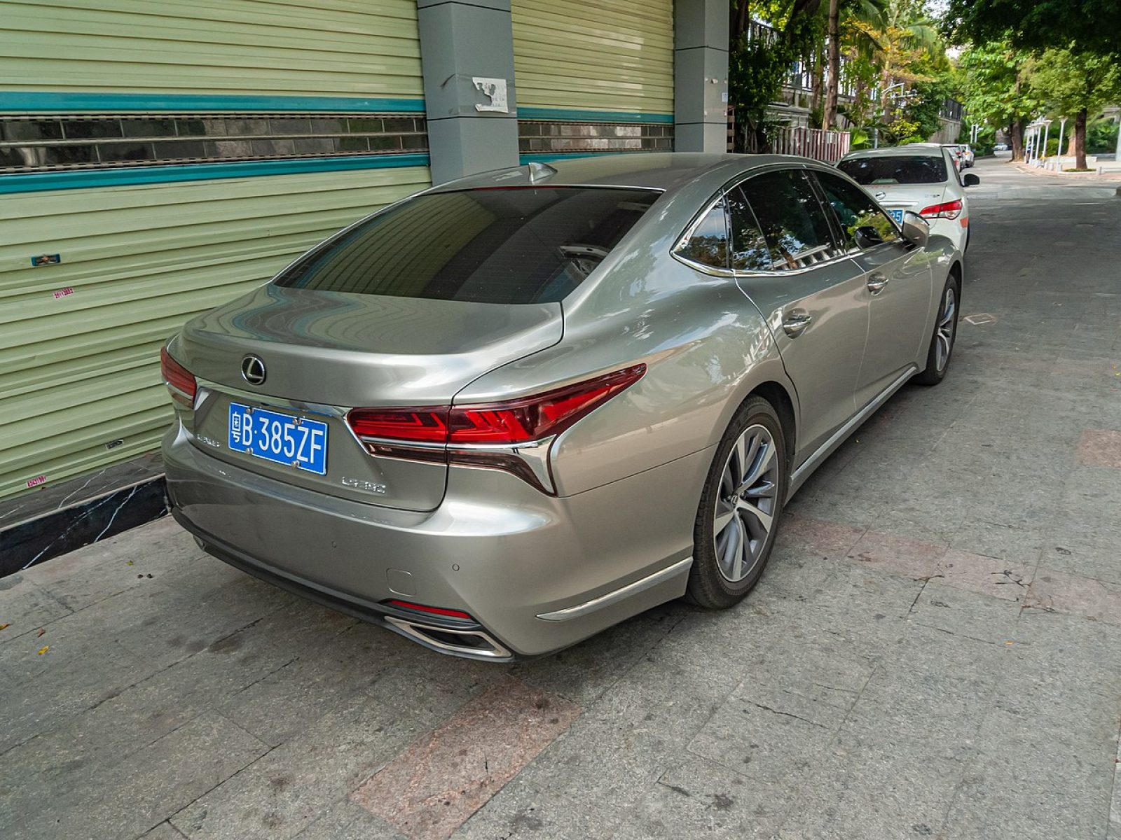 2014 Lexus LS — photo 9 of 11